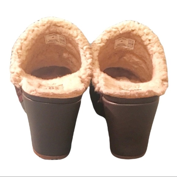 CROCS Sarah Clog Brown Suede Fleece Lined Round Toe Cozy Fury Comfort Mule 6W - Picture 4 of 5